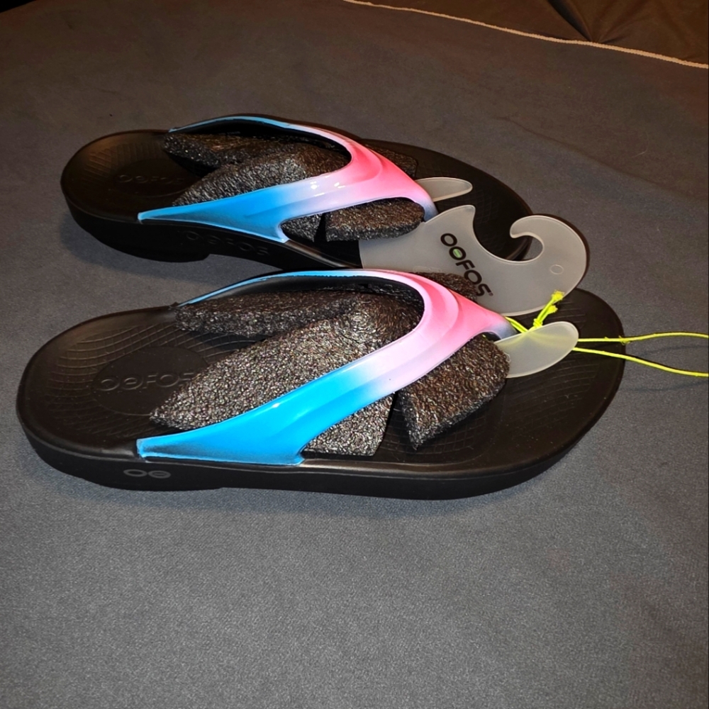 New W/ Tags OOFOS Omega Oolala women’s t-strap sandals, color Cotton Candy sz 8
